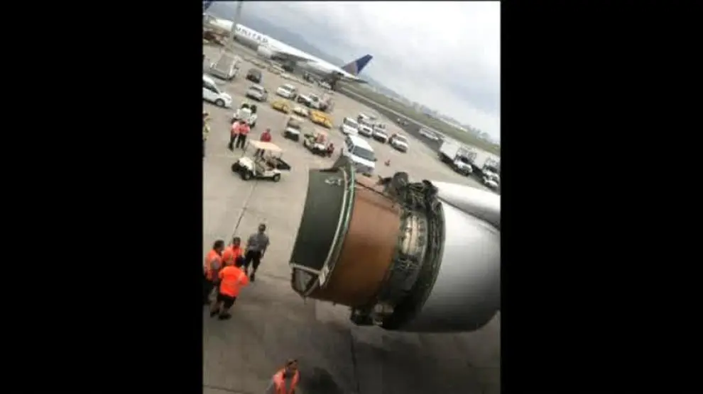 Momentos de pánico al perder la cubierta de uno de los motores de un avión