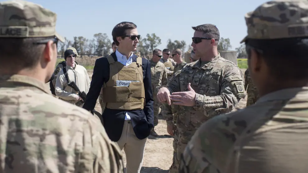 El yerno de Trump, Jared Kushner, bien pertrechado con su chaleco antibalas durante una visita a las tropas estadounidenses en Iraq.