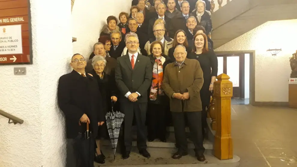 Foto de familia de los homenajeados en la recepción en el Ayuntamiento de Jaca