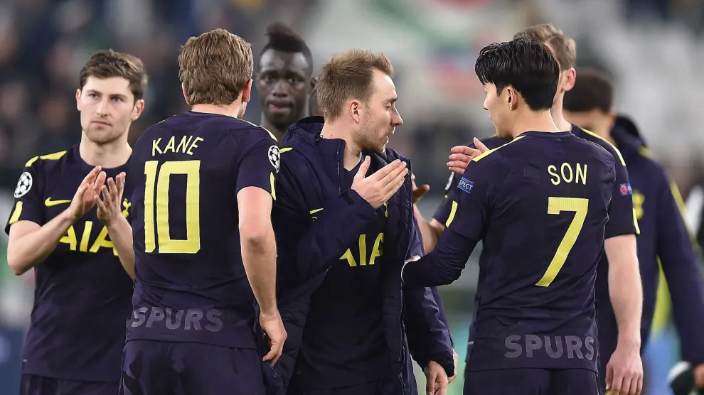 Los jugadores del Tottenham se saludan después del encuentro