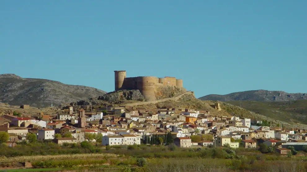 El castillo domina la población de Mesones de Isuela.