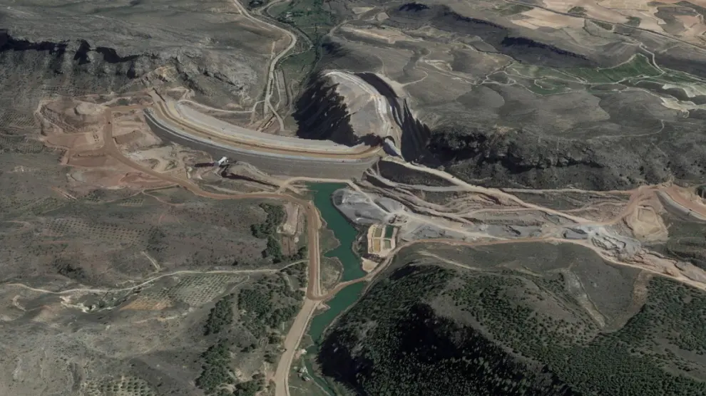 Imagen aérea del embalse de Mularroya, en el que se aprecia el cuerpo de la presa.