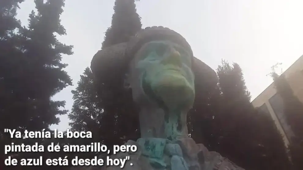 La estatua del torero Nicanor Villalta aparece pintada de azul