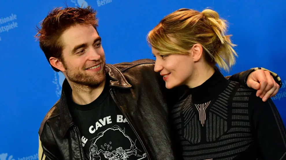 Robert Pattinson junto a su compañera de reparto Mia Wasikowska.