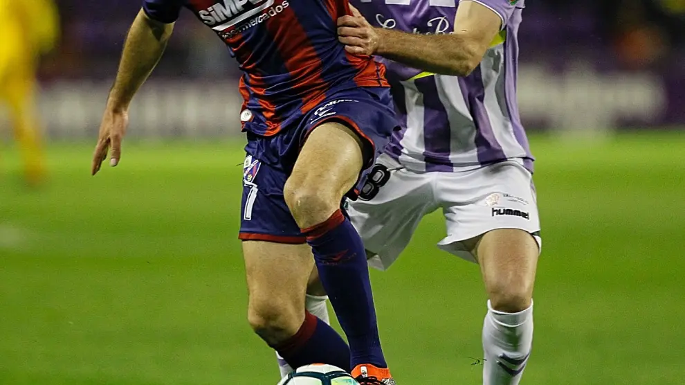 Ferreiro pugna un balón con Antoñito durante el encuentro del Huesca en Valladolid.