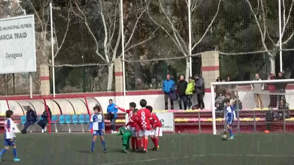 Un jugador benjamín renuncia a celebrar un gol para atender al portero