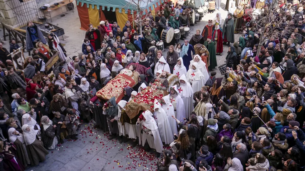El funeral por los Amantes a su llegada a la plaza del Seminario en medio del gentío.