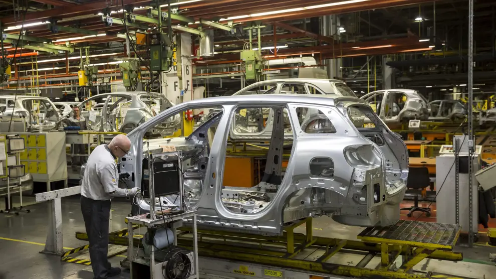 Un operario trabaja en la cadena de montaje de la fábrica de Opel en Figueruelas.