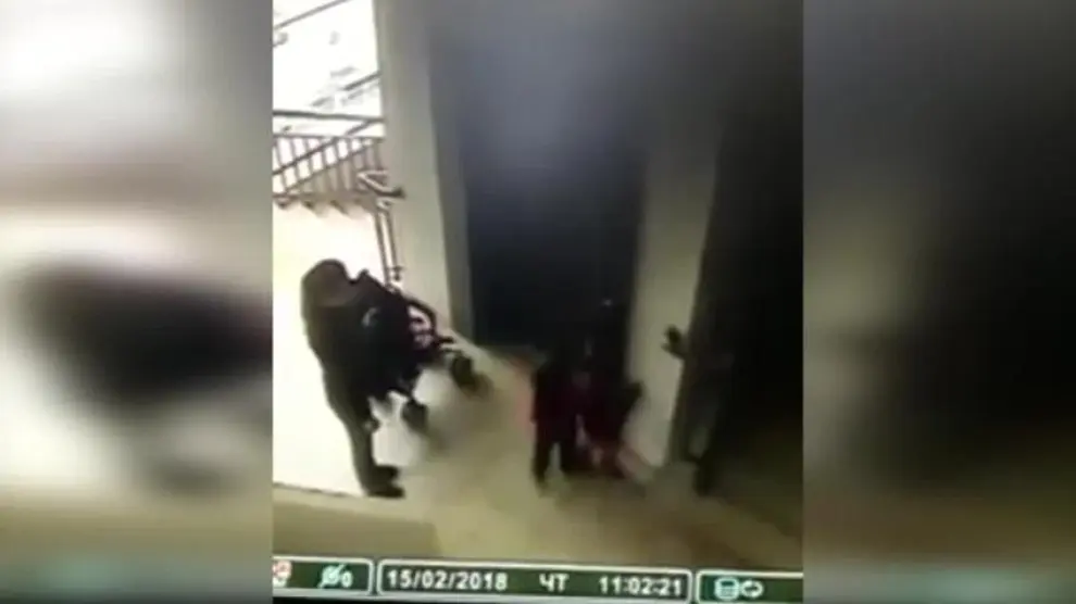 Una niña de dos años cae por el hueco de una escalera.