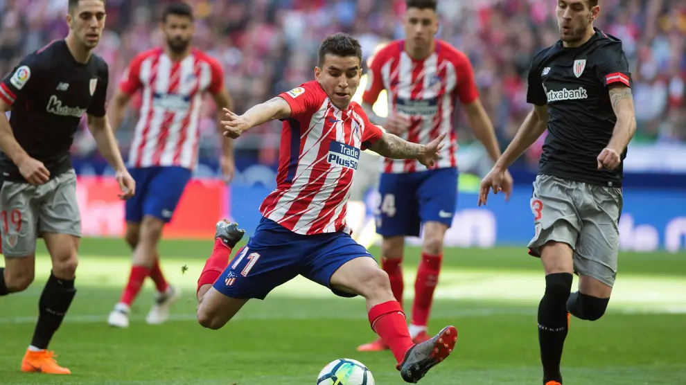 El delantero argentino del Atlético, Angel Correa, pelea el balón frente al defensa del Athletic de Bilbao, Enric  Saborit durante el partido de la vigésimo cuarta jornada de Liga.