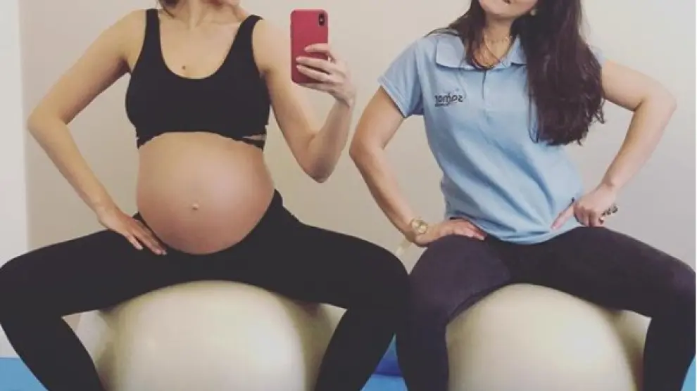 Eva González muestra su tripa de embarazo desnuda por primera vez