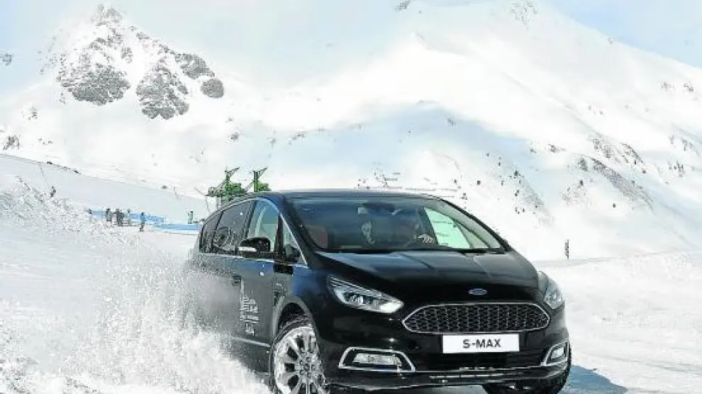 Ford y Astún habilitan un circuito de conducción sobre nieve.