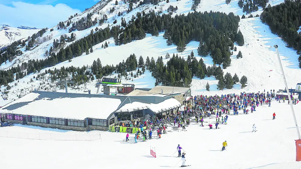 Gran afluencia de esquiadores en la estación de Aramón-Cerler este domingo por la mañana.