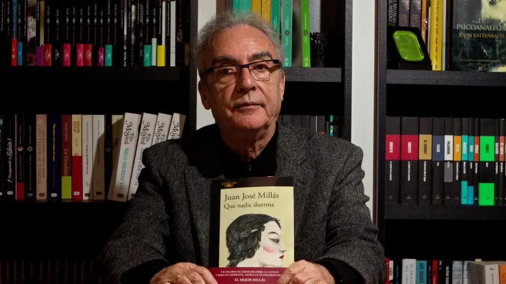 El escritor Juan José Millás con su última novela, 'Que nadie duerma'.