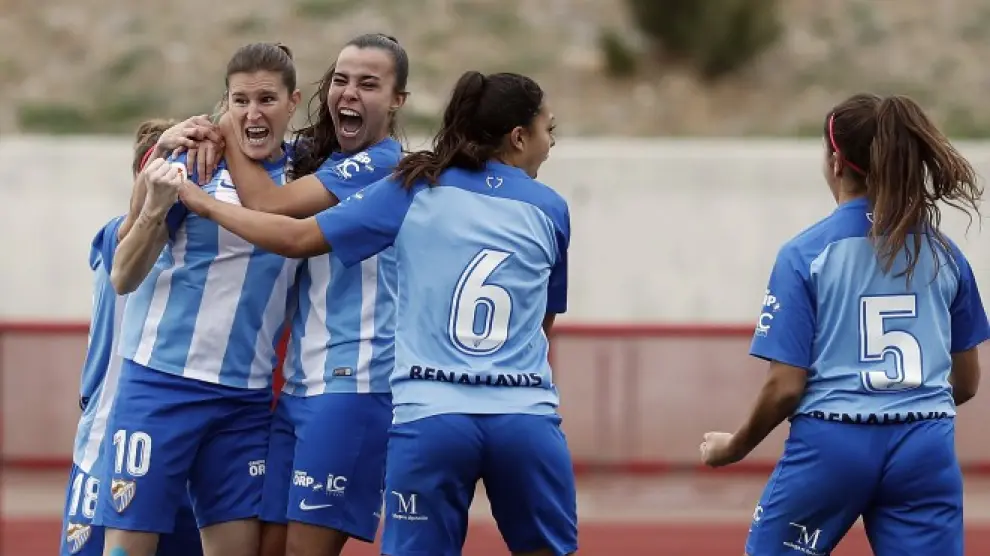 La turolense Adriana Martín (número 10) celebra un gol con sus compañeras.