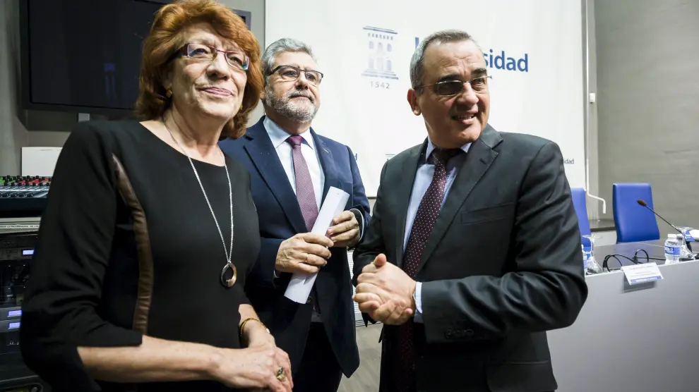 Concha Lomba, José Antonio Mayoral y Luis Miguel García Vinuesa, este lunes en el Paraninfo de la Universidad de Zaragoza