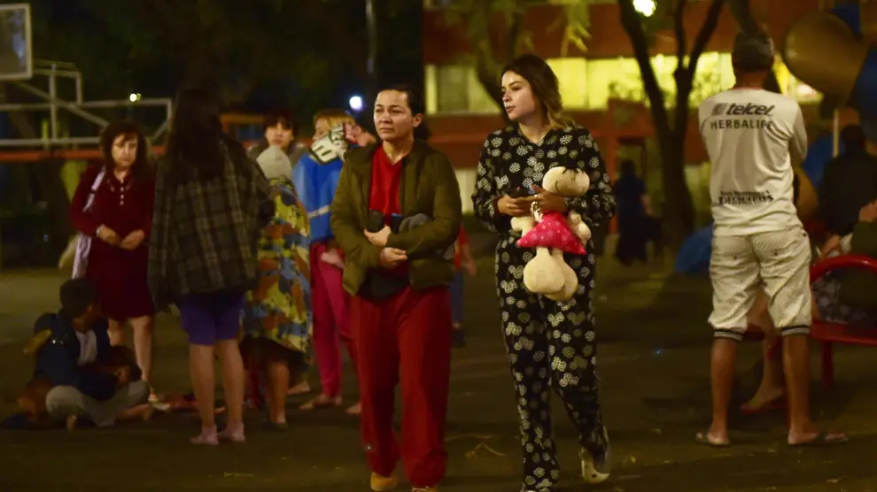 Dos mujeres salen en pijama tras haber sentido el temblor