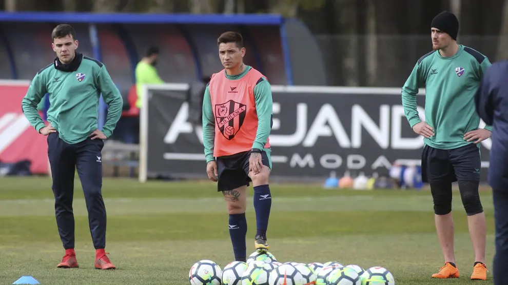El delantero argentino Chimy Ávila durante un entrenamiento de esta semana en el Huesca.