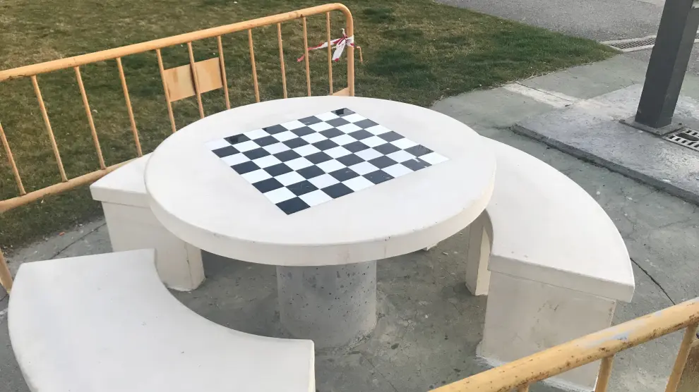 Una de las mesas, recientemente instalada en el parque de la Universidad, a la que todavía no se le han retirado las vallas de protección.