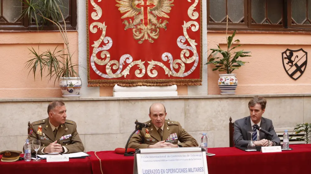 El director de la Academia General Militar, general Luis Lanchares, en el centro, en la presentación del Segundo ciclo de liderazgo en el palacio de Capitanía.