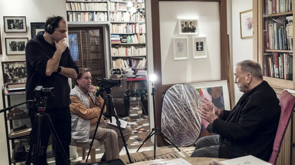 Javier Espada y Jean-Claude Carrière, sentados, conversan durante el rodaje del documental en París