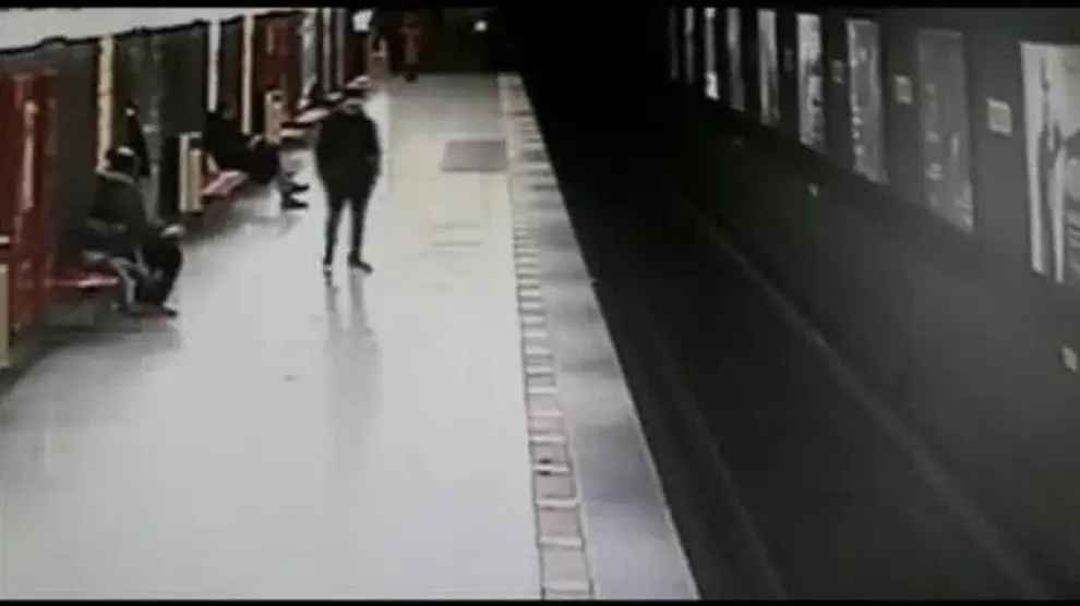 Un joven salva a un niño que había caído a las vías del metro de Milán
