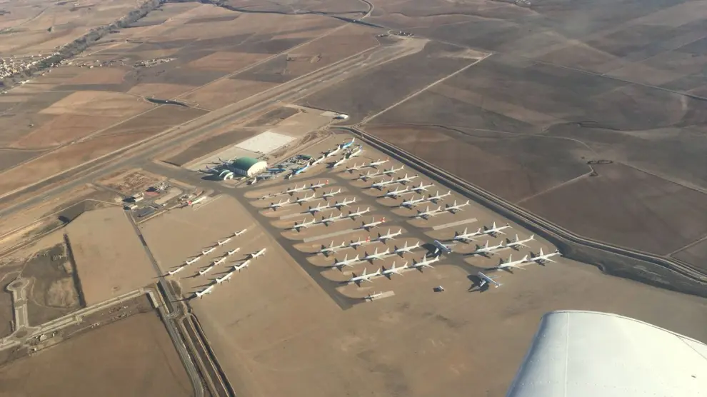 Vista aérea del aeropuerto de Teruel, con decenas de aviones aparcados en la campa.