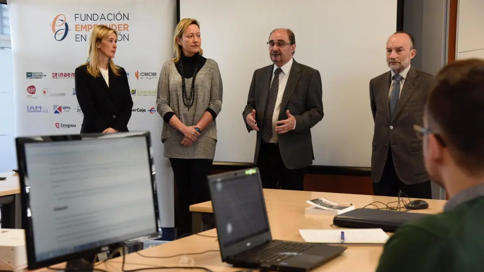 Javier Lambán, presidente autonómico, y la consejera Marta Gastón en su visita al taller de empleo de Walqa.