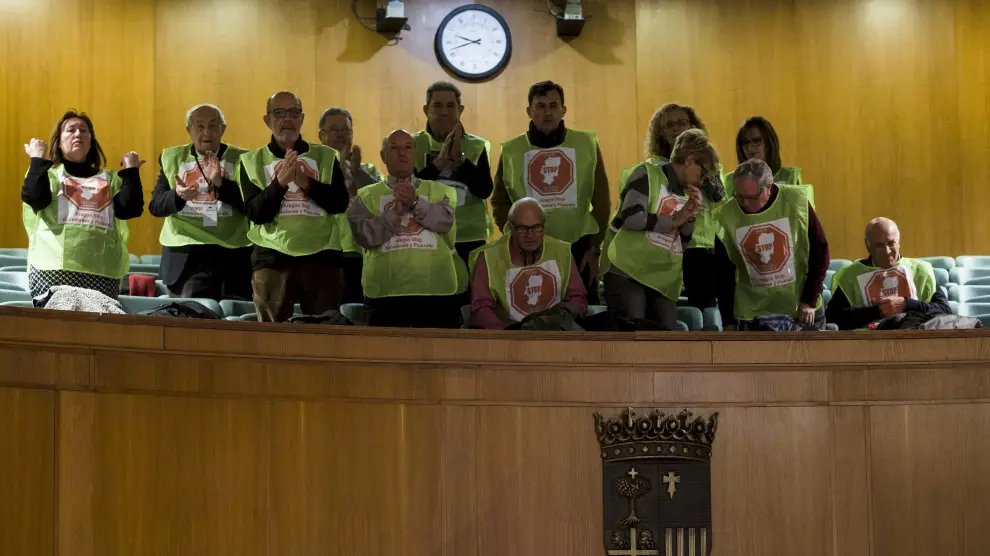 Miembros de Aragón Stop Sucesiones y Plusvalías, en el pleno de las Cortes