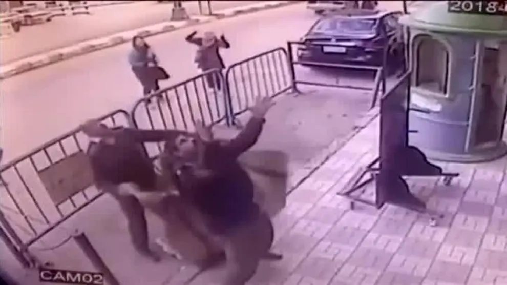 Un policía salva la vida de un niño que se cayó de un tercer piso en Egipto