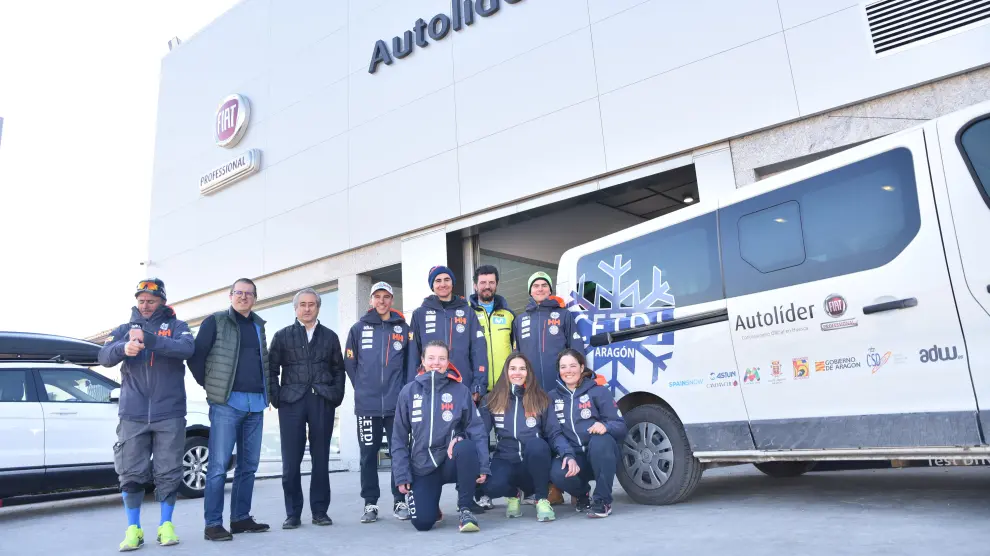 Esquiadores del Cetdi y técnicos junto al presidente de la FADI, José Ricardo Abad, y el gerente de Autolíder, Manuel Berdiel.