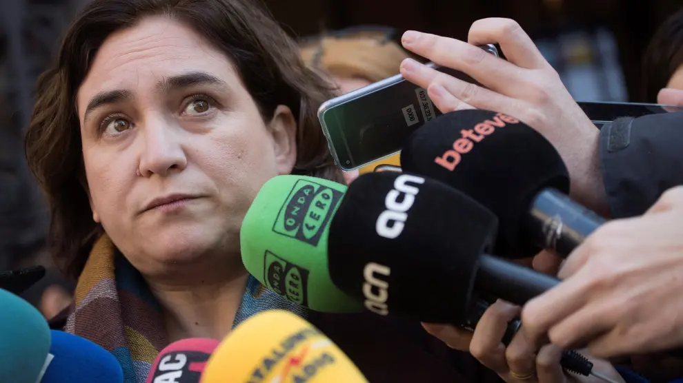 Ada Colau atendiendo a la prensa en Barcelona