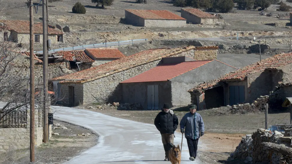 Dos hombres caminan por la carretera de Saldón, municipio turolense que solo cuenta con 10 vecinos
