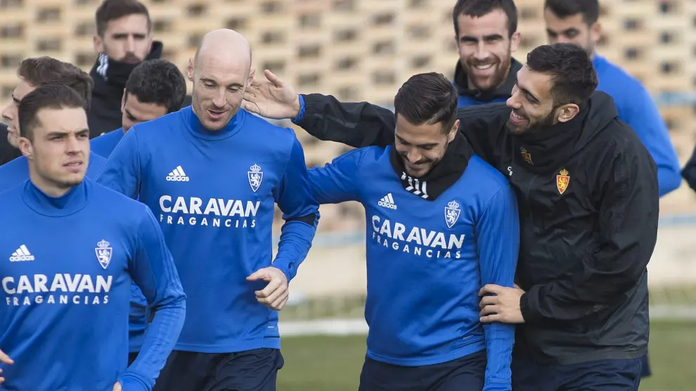 Buen ambiente en el entrenamiento: Borja Iglesias, en un gesto cómplice con Toquero, entre las sonrisas de Ros y Mikel González.