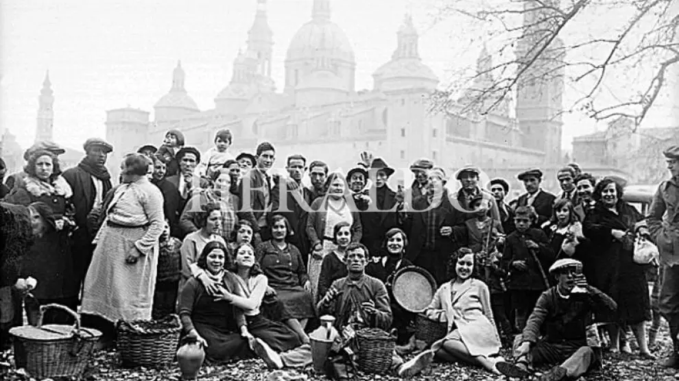 Un grupo de zaragozanos celebran la Cincomarzada en Macanaz en los años 30.