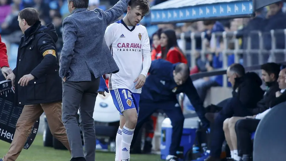 Aleix Febas es saludado por Natxo González en el momento de su cambio, en el minuto del partido ante el Oviedo este domingo. Su mano derecha se ve protegida por la férula azul que le permitió jugar.