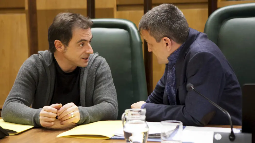 Saúl Esclarín charla con Fernando Rivarés en una reciente comisión de Economía y Cultural.
