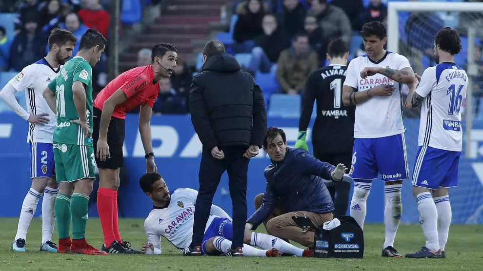 Javi Ros, en el momento de la lesión en el partido del domingo ante el Oviedo, es atendido sobre el césped por el doctor Honorio Martínez.