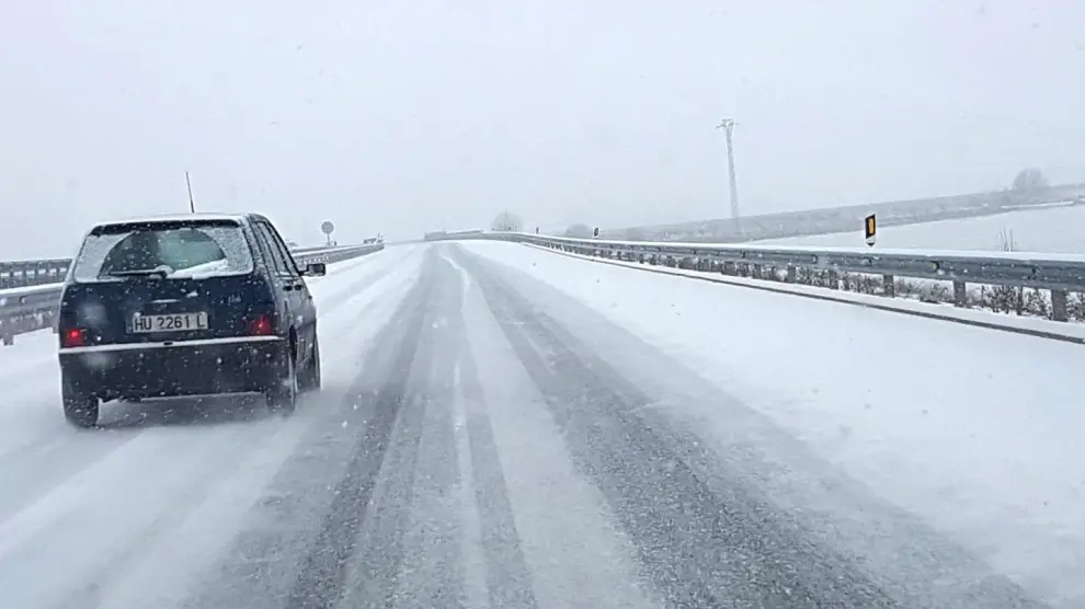 La autovía A-23, entre Jaca y Sabiñánigo, durante la última nevada