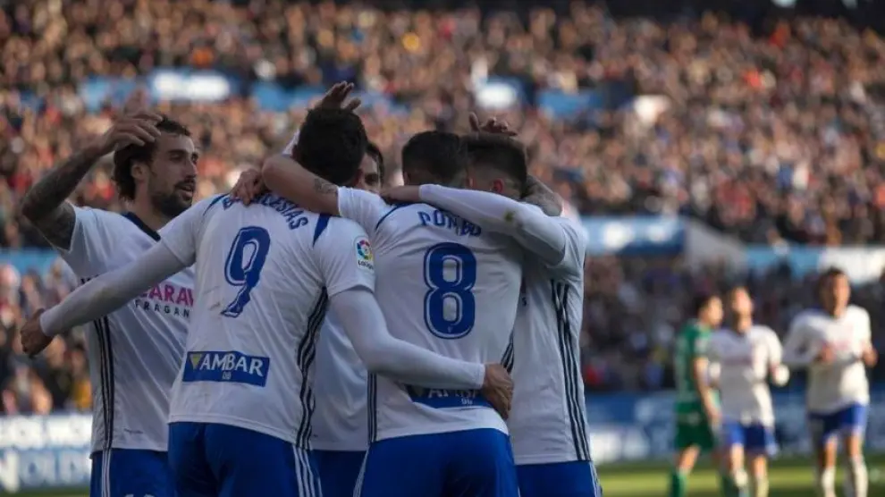 Los jugadores del Real Zaragoza celebran uno de sus goles ganadores el pasado domingo frente al Oviedo.