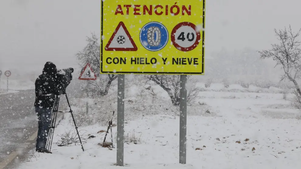 Un cámara graba un paisaje nevado cerca de Utiel, en la Comunidad Valenciana.