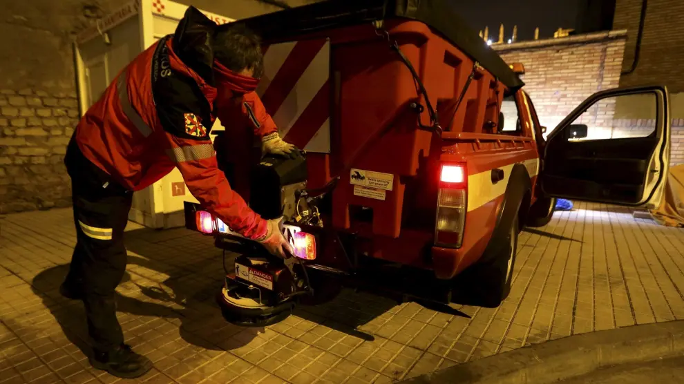 Los bomberos echaron sal la noche del martes en Huesca. Esta imagen se repitió en muchas ciudades y pueblos. En la capital oscense hay preparados tres quitanieves y este martes por la noche se esparcieron 2.500 kilos de sal por las calles.