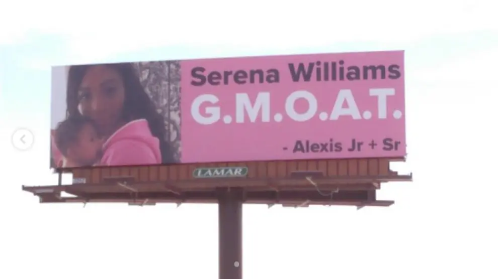 "Serena Willimas, la mejor mamá de todos los tiempos", dice el cuarto cartel.