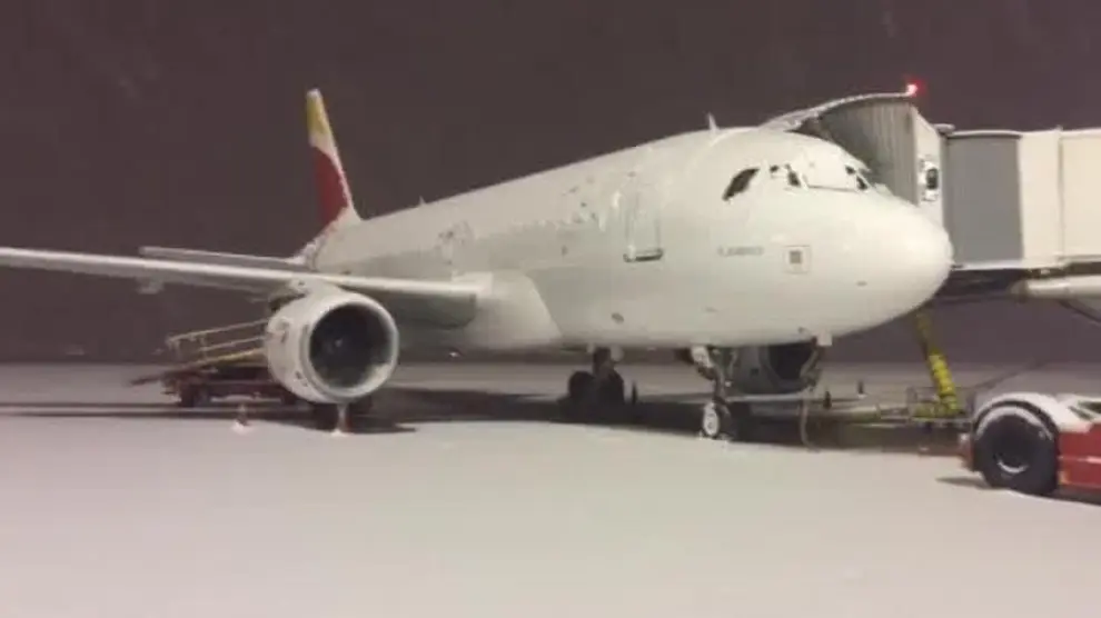 La nieve cubre Bilbao y obliga a cerrar el aeropuerto