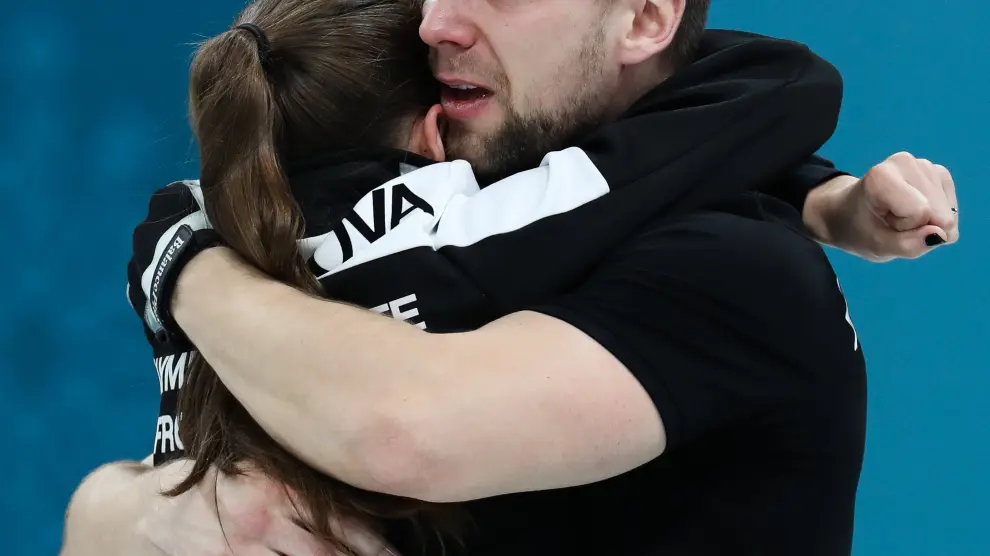 Alexander Krushelnitskii, acusado de dopaje, abrazando a su compañera del equipo de curling Anastasia Bryzgalova.