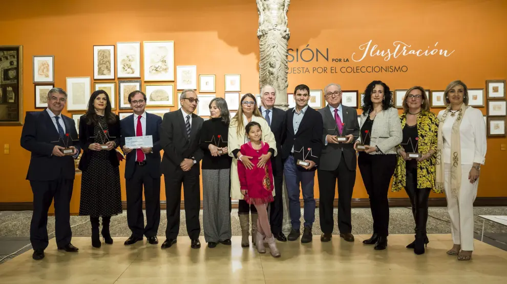 Premiados, embajadores de los proyectos y responsables de Ibercaja, en la foto de grupo
