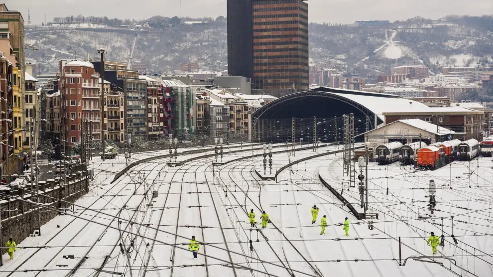 Operarios revisando el estado de las vías en Bilbao, donde la intensa nevada también ha ocasionado problemas.
