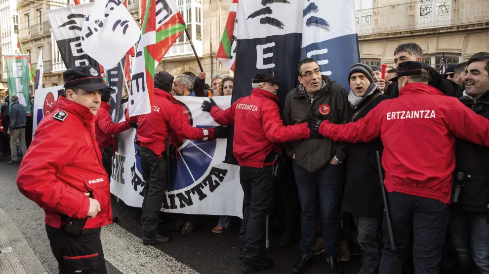 Los sindicatos de la Ertzaintza se concentran frente al Parlamento Vasco
