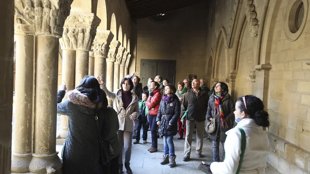 Turistas de Zaragoza visitando el claustro de San Pedro, en Huesca, durante la festividad de San Valero el pasado 29 de enero