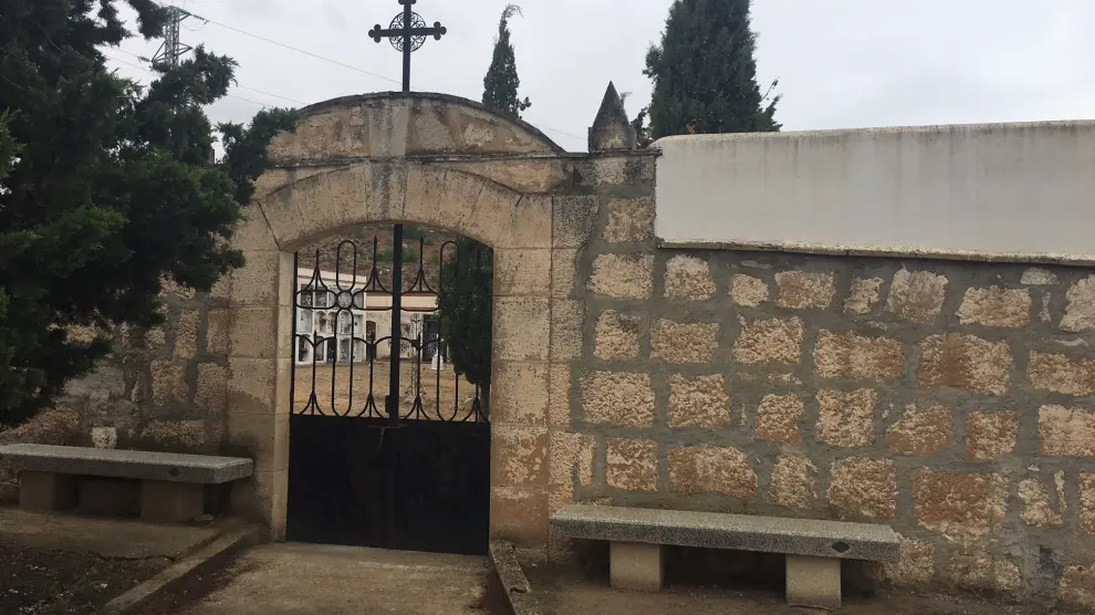 Uno de los accesos al cementerio de Fraga.
